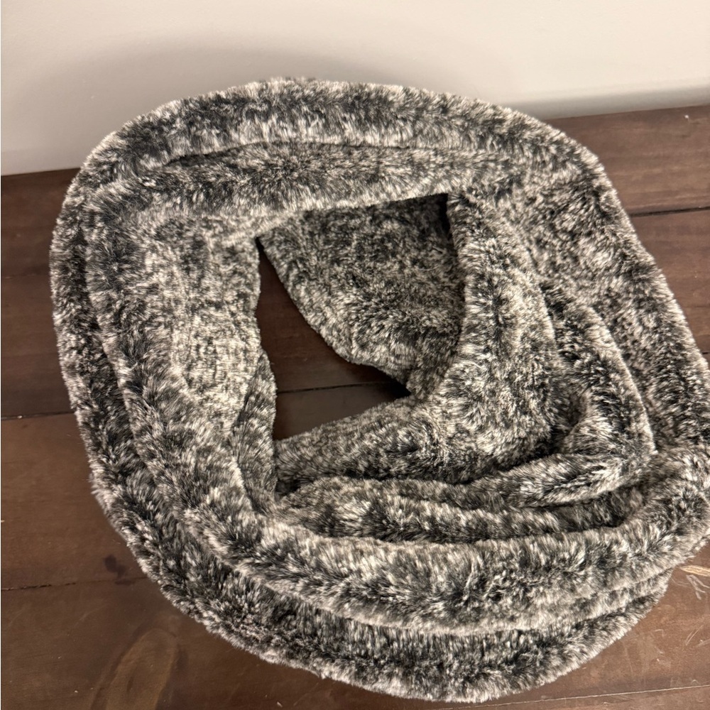 American Eagle Outfitters Gray Faux Fur Scarf